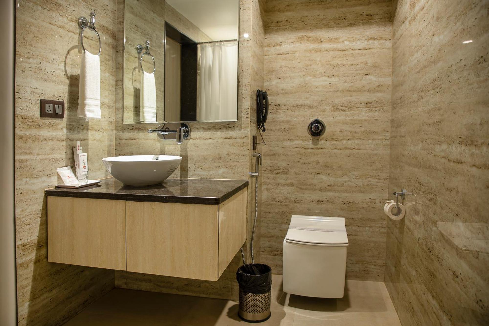 Hotel Rajmahal Guwahati Dış mekan fotoğraf