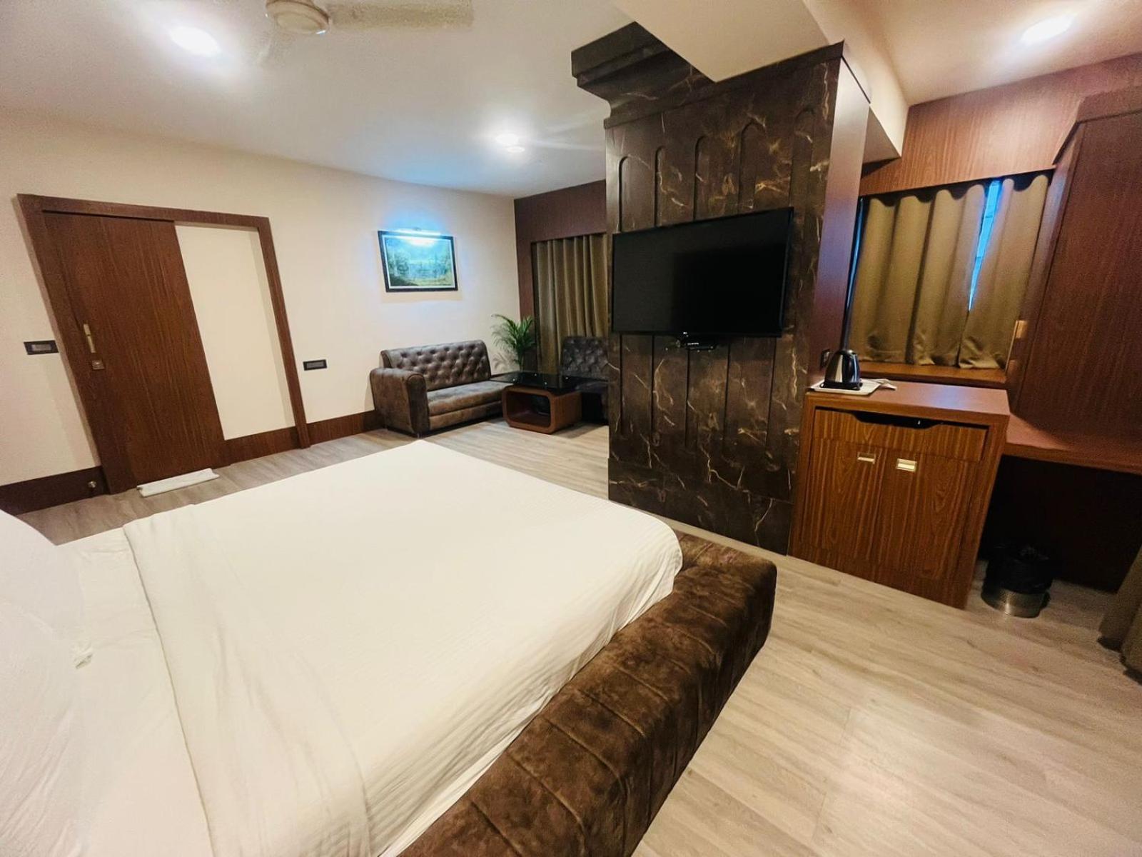 Hotel Rajmahal Guwahati Dış mekan fotoğraf