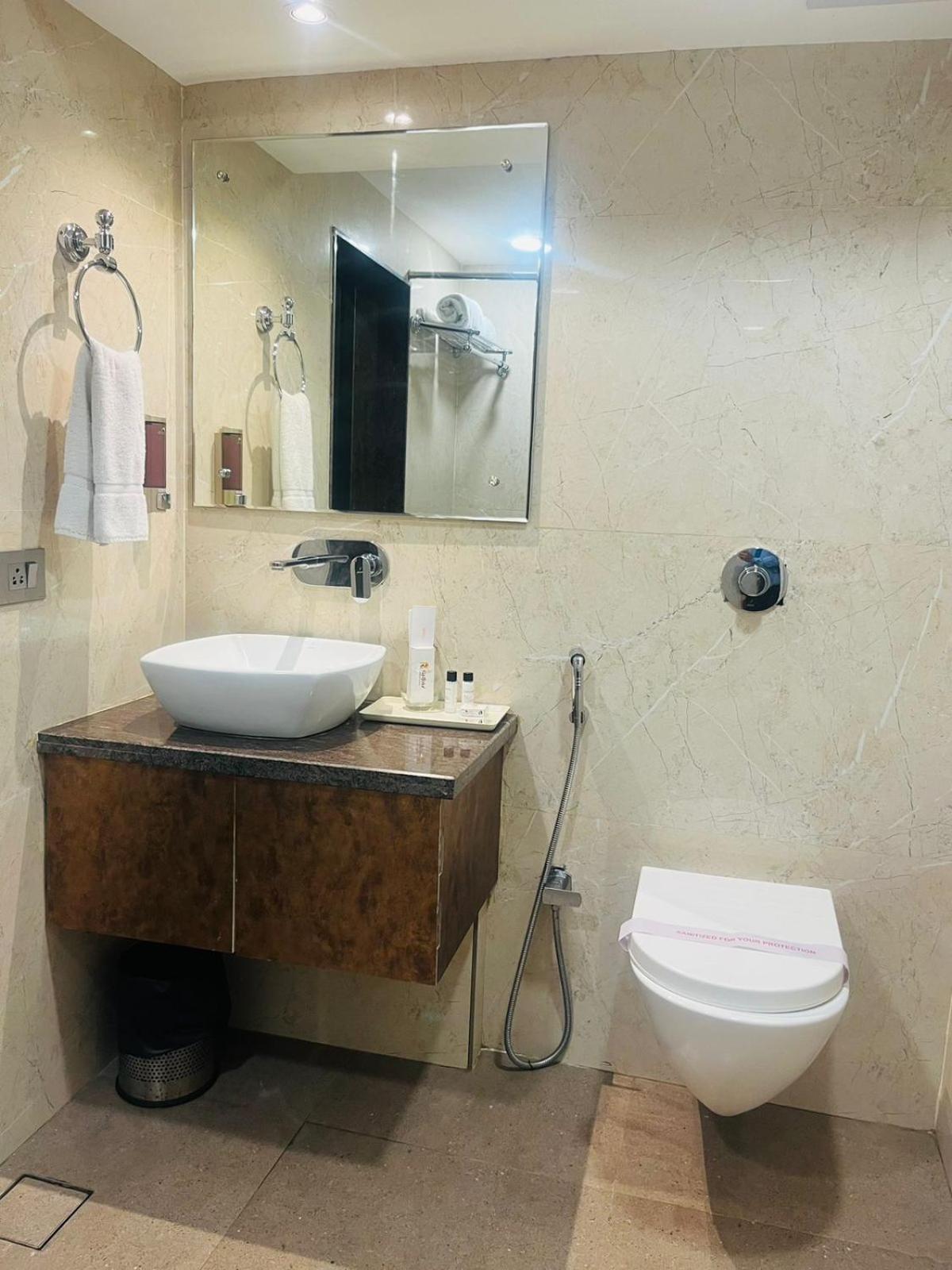 Hotel Rajmahal Guwahati Dış mekan fotoğraf